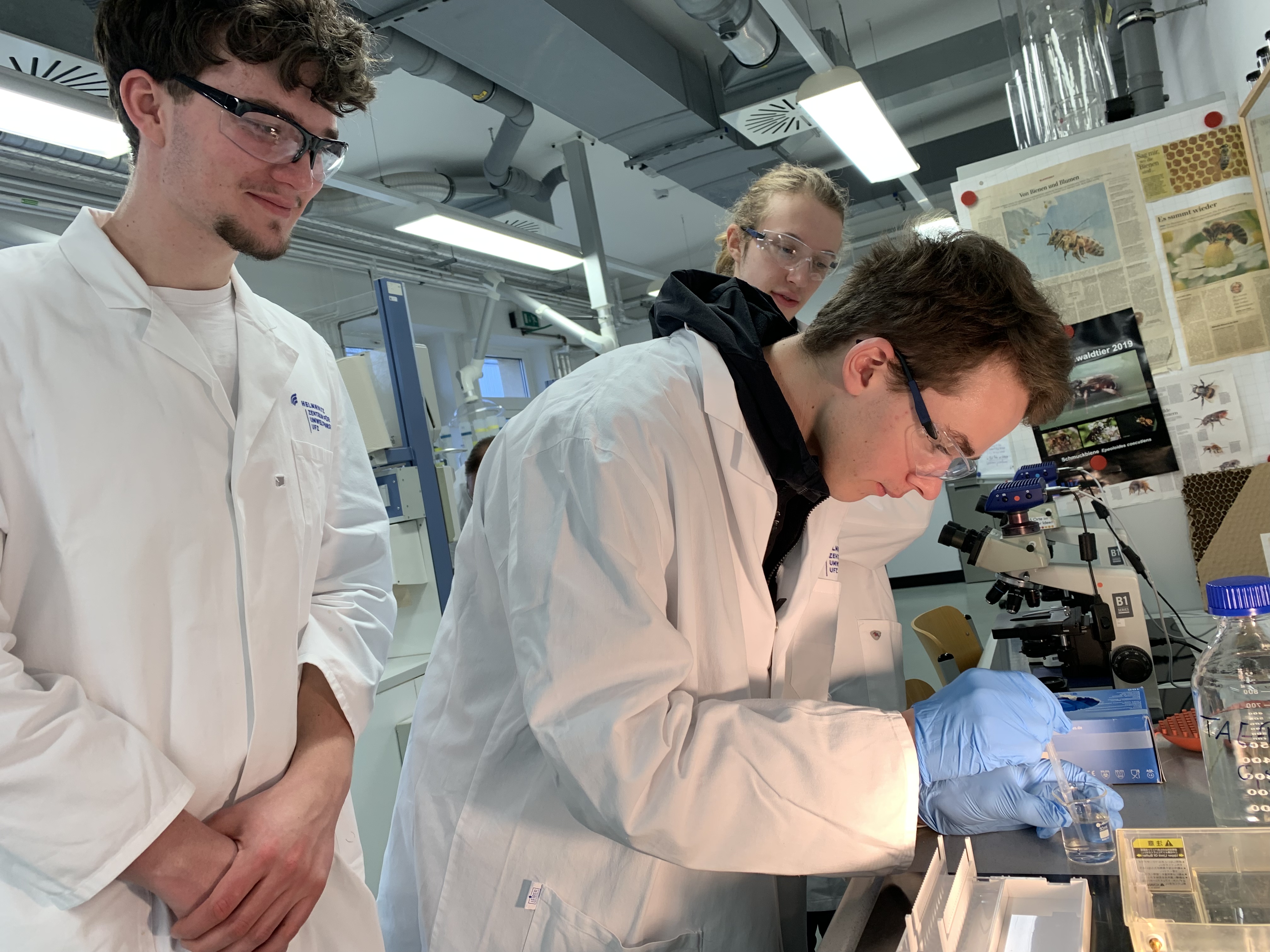 Sch&uuml;ler der Thomasschule beim DNA-Test